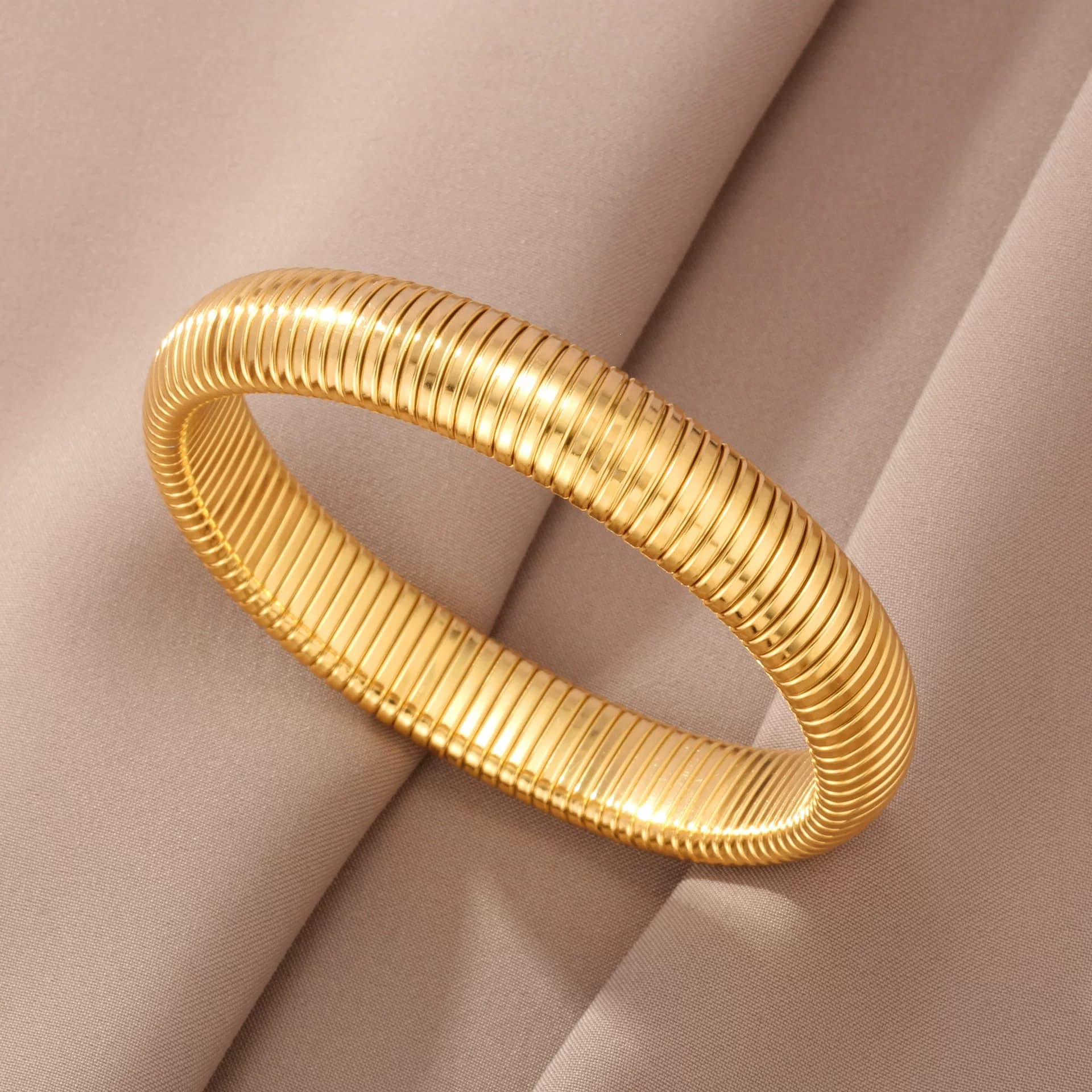 นำเข้าเครื่องประดับ — สร้อยข้อมือเหล็กไทเทเนียมสร้อยข้อมือลายกว้างในยุโรปและอเมริกาที่พูดเกินจริงข้ามพรมแดนย้อนยุคชุบทอง 18k เครื่องประดับสแตนเลสไม่ซีดจาง